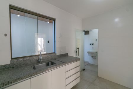 Cozinha de casa à venda com 3 quartos, 118m² em Santa Amelia, Belo Horizonte