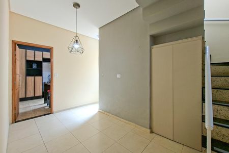Casa para alugar com 230m², 4 quartos e 2 vagas Casa para alugar com 230m², 4 quartos e 2 vagasSala
