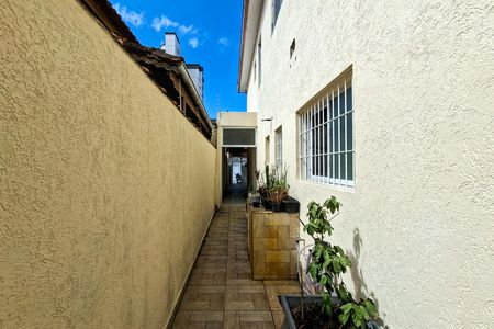 Corredor lateral de casa para alugar com 4 quartos, 230m² em Guilhermina, Praia Grande