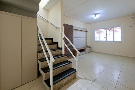Casa para alugar com 230m², 4 quartos e 2 vagas Casa para alugar com 230m², 4 quartos e 2 vagasSala