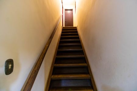 Casa de condomínio para alugar com 700m², 4 quartos e 4 vagas Casa de condomínio para alugar com 700m², 4 quartos e 4 vagasEscada