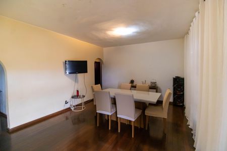 Casa de condomínio para alugar com 700m², 4 quartos e 4 vagas Casa de condomínio para alugar com 700m², 4 quartos e 4 vagasSala