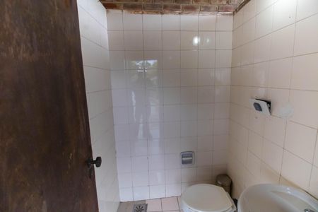 Casa de condomínio para alugar com 700m², 4 quartos e 4 vagas Casa de condomínio para alugar com 700m², 4 quartos e 4 vagasBanheiro de Serviço