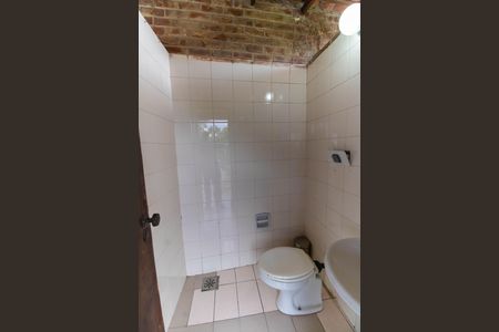 Casa de condomínio para alugar com 700m², 4 quartos e 4 vagas Casa de condomínio para alugar com 700m², 4 quartos e 4 vagasBanheiro de Serviço