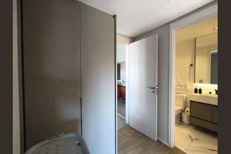 Apartamento à venda com 149m², 3 quartos e 2 vagas Apartamento à venda com 149m², 3 quartos e 2 vagasCloset da suíte