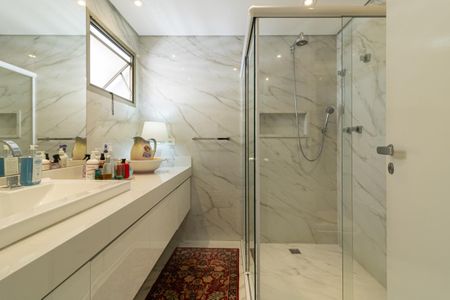 Apartamento à venda com 212m², 3 quartos e 4 vagasBanheiro da Suíte 1