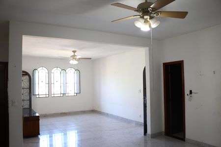 Casa para alugar com 460m², 4 quartos e 2 vagasSala