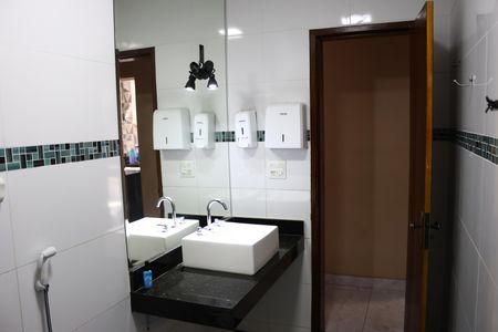 Casa para alugar com 460m², 4 quartos e 2 vagasBanheiro