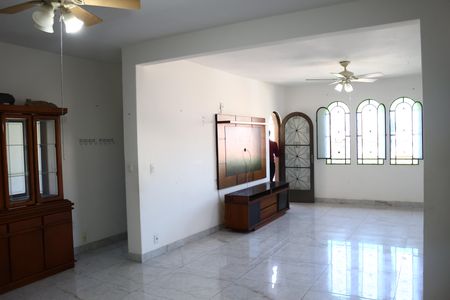 Casa para alugar com 460m², 4 quartos e 2 vagasSala