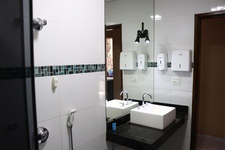 Casa para alugar com 460m², 4 quartos e 2 vagasBanheiro