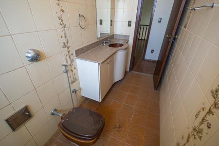 Casa para alugar com 453m², 5 quartos e 8 vagasBanheiro 2