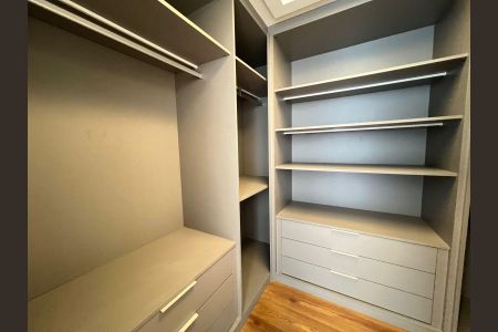 Apartamento à venda com 485m², 3 quartos e 4 vagas Apartamento à venda com 485m², 3 quartos e 4 vagasCloset