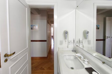 Apartamento à venda com 245m², 5 quartos e 4 vagasBanheiro Social