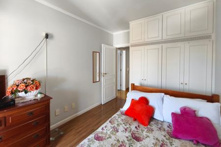 Apartamento à venda com 245m², 5 quartos e 4 vagasQuarto 2