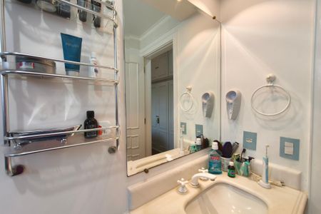 Apartamento à venda com 245m², 5 quartos e 4 vagasBanheiro Suíte