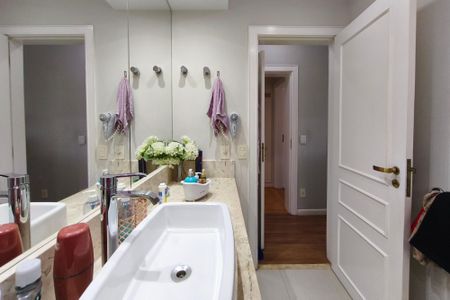 Apartamento à venda com 245m², 5 quartos e 4 vagasBanheiro Suíte 2