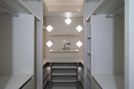 Casa para alugar com 450m², 4 quartos e 4 vagas Casa para alugar com 450m², 4 quartos e 4 vagasCloset da suíte