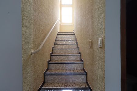 Casa para alugar com 450m², 4 quartos e 4 vagas Casa para alugar com 450m², 4 quartos e 4 vagasEscada