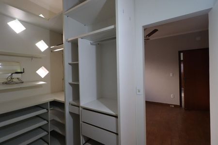 Casa para alugar com 450m², 4 quartos e 4 vagas Casa para alugar com 450m², 4 quartos e 4 vagasCloset da suíte
