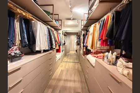 Apartamento à venda com 213m², 3 quartos e 4 vagasCloset