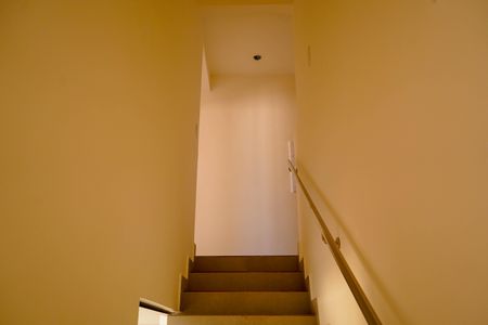 Escada de casa de condomínio para alugar com 3 quartos, 164m² em Conjunto Residencial Storil, Aparecida de Goiânia