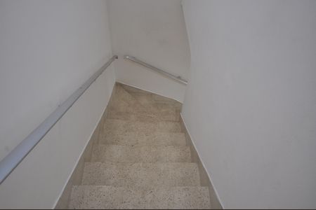 Casa para alugar com 200m², 3 quartos e 2 vagasEscada