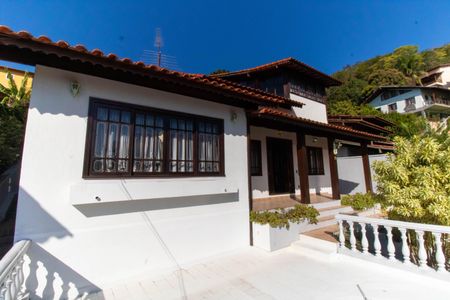 Casa de condomínio para alugar com 190m², 3 quartos e 2 vagas Casa de condomínio para alugar com 190m², 3 quartos e 2 vagasFachada