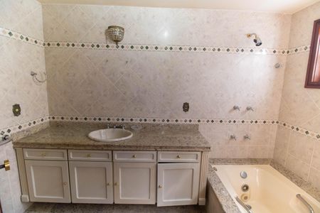 Casa de condomínio para alugar com 190m², 3 quartos e 2 vagas Casa de condomínio para alugar com 190m², 3 quartos e 2 vagasBanheiro da Suíte 1