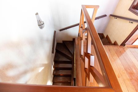 Casa de condomínio para alugar com 190m², 3 quartos e 2 vagas Casa de condomínio para alugar com 190m², 3 quartos e 2 vagasEscada