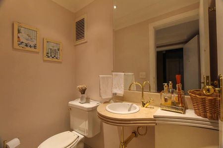 Apartamento à venda com 240m², 4 quartos e 4 vagas Apartamento à venda com 240m², 4 quartos e 4 vagasLavabo da Sala de Jantar