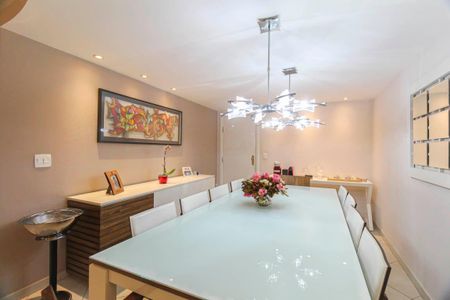 Apartamento à venda com 240m², 4 quartos e 4 vagas Apartamento à venda com 240m², 4 quartos e 4 vagasSala de Jantar