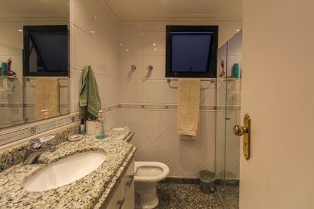 Apartamento à venda com 240m², 4 quartos e 4 vagas Apartamento à venda com 240m², 4 quartos e 4 vagasBanheiro da Suíte 2