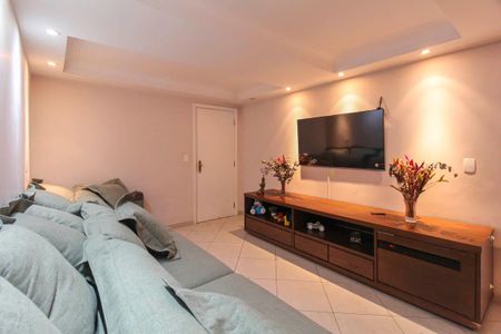 Apartamento à venda com 240m², 4 quartos e 4 vagas Apartamento à venda com 240m², 4 quartos e 4 vagasSala de TV