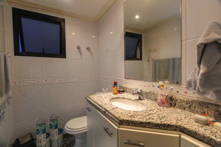 Apartamento à venda com 240m², 4 quartos e 4 vagas Apartamento à venda com 240m², 4 quartos e 4 vagasBanheiro da Suíte 3
