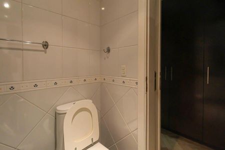 Apartamento à venda com 240m², 4 quartos e 4 vagas Apartamento à venda com 240m², 4 quartos e 4 vagasBanheiro da Suíte 4