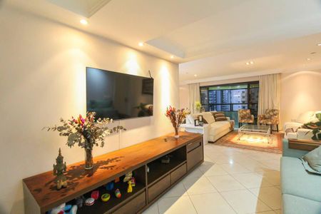 Apartamento à venda com 240m², 4 quartos e 4 vagas Apartamento à venda com 240m², 4 quartos e 4 vagasSala de TV