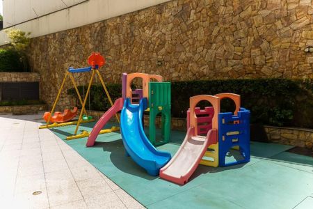 Apartamento à venda com 240m², 4 quartos e 4 vagas Apartamento à venda com 240m², 4 quartos e 4 vagasÁrea comum - Playground