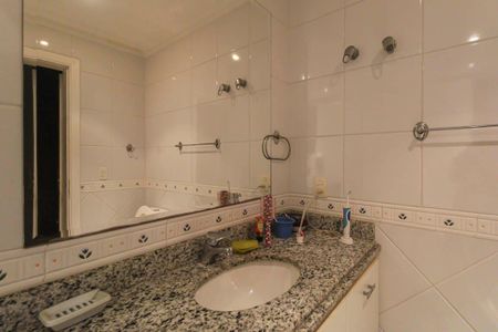 Apartamento à venda com 240m², 4 quartos e 4 vagas Apartamento à venda com 240m², 4 quartos e 4 vagasBanheiro da Suíte 4