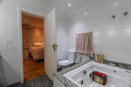 Apartamento à venda com 240m², 4 quartos e 4 vagas Apartamento à venda com 240m², 4 quartos e 4 vagasBanheiro da Suíte 1
