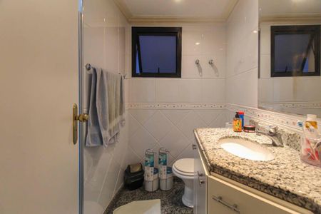 Apartamento à venda com 240m², 4 quartos e 4 vagas Apartamento à venda com 240m², 4 quartos e 4 vagasBanheiro da Suíte 3