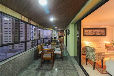 Apartamento à venda com 240m², 4 quartos e 4 vagas Apartamento à venda com 240m², 4 quartos e 4 vagasVaranda da Sala de Jantar