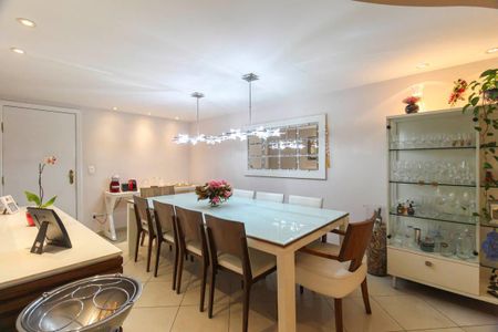 Apartamento à venda com 240m², 4 quartos e 4 vagas Apartamento à venda com 240m², 4 quartos e 4 vagasSala de Jantar
