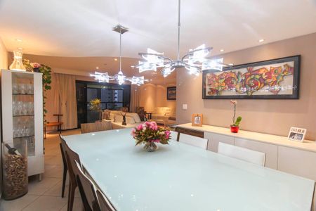 Apartamento à venda com 240m², 4 quartos e 4 vagas Apartamento à venda com 240m², 4 quartos e 4 vagasSala de Jantar