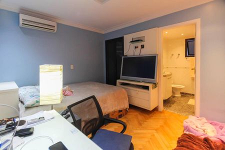 Apartamento à venda com 240m², 4 quartos e 4 vagas Apartamento à venda com 240m², 4 quartos e 4 vagasSuíte 2