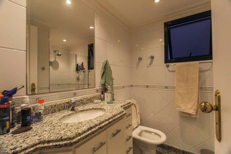 Apartamento à venda com 240m², 4 quartos e 4 vagas Apartamento à venda com 240m², 4 quartos e 4 vagasBanheiro da Suíte 2