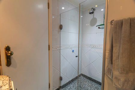 Apartamento à venda com 240m², 4 quartos e 4 vagas Apartamento à venda com 240m², 4 quartos e 4 vagasBanheiro da Suíte 3