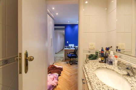 Apartamento à venda com 240m², 4 quartos e 4 vagas Apartamento à venda com 240m², 4 quartos e 4 vagasBanheiro da Suíte 2