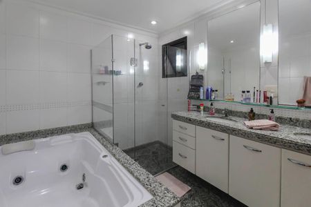 Apartamento à venda com 240m², 4 quartos e 4 vagas Apartamento à venda com 240m², 4 quartos e 4 vagasBanheiro da Suíte 1