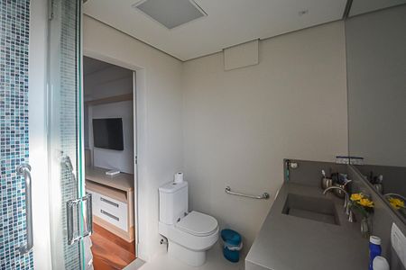 Apartamento à venda com 215m², 3 quartos e 4 vagas Apartamento à venda com 215m², 3 quartos e 4 vagasBanheiro da Suíte 2