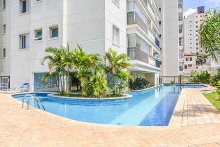 Apartamento à venda com 215m², 3 quartos e 4 vagas Apartamento à venda com 215m², 3 quartos e 4 vagasÁrea comum - Piscina